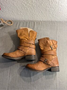 Steve Madden Brewzzer cognac leather mid-calf pull on boots. Size 8.5 buckles